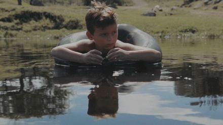 Der achtjährige Valentino treibt im Wasser.