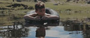 Der achtjährige Valentino treibt im Wasser.