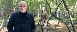 Zwei junge Menschen starben bei einer Explosion im Hochwald. Verdächtigt wird Ex-Soldat Timo Schwalm (Rick Okon, hinten). Kommissar Krüger (Christian Redl) ermittelt im neunten Spreewaldkrimi „Spiel mit dem Tod".
