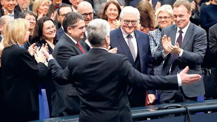 In meine Arme. Nach der Wahl gehörte der noch amtierende Bundespräsident Joachim Gauck zu den ersten Gratulanten.