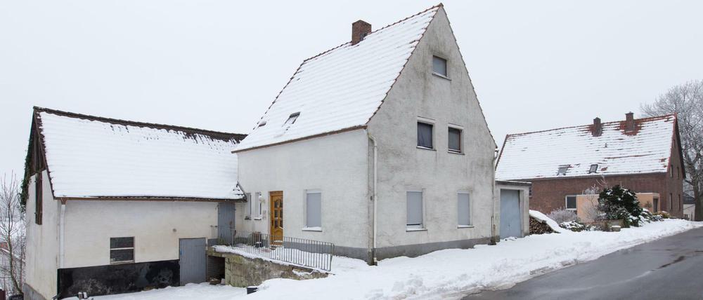 Schnee liegt vor einem Haus in Höxter-Bosseborn Ende Januar. Über Jahre hinweg soll ein Paar mehrere Frauen in das Haus in Ostwestfalen gelockt und dort schwer misshandelt haben.