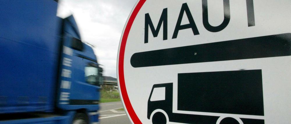 Bald soll es die Lkw-Maut auch auf Bundesstraßen geben.D
