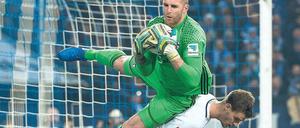 Aufrichten, Hertha! Was bei Schalke nicht gelang, hier Torwart Ralf Fährmann gegen Sebastian Langkamp, muss nachgeholt werden. Jetzt kommen die Bayern. 
