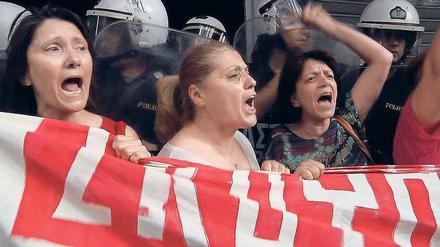 Protest der Putzfrauen. Szene aus der Langzeit-Doku über Griechenland, "Combat au bout de la nuit".