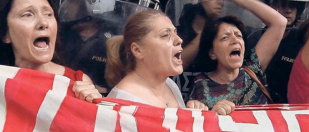 Protest der Putzfrauen. Szene aus der Langzeit-Doku über Griechenland, "Combat au bout de la nuit".
