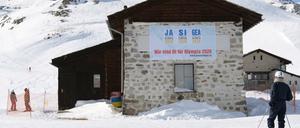 Ein Plakat wirbt für ein Ja zur Olympia-Kandidatur 2026 in Graubünden. Die Bürger stimmten aber mehrheitlich mit Nein.