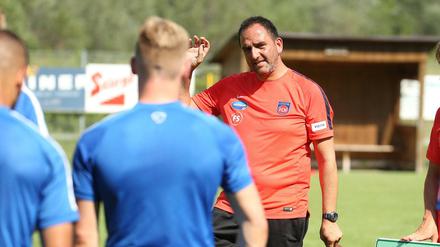 Frank Schmidt, Trainer vom 1. FC Heidenheim, gibt Anweisungen. Der Zweitligist schafft mit vergleichsweise wenigen Mitteln unheimlich viel.