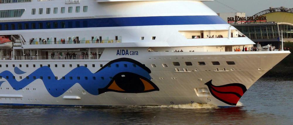 Kreuzfahrten - hier mit einem Aida-Schiff in Hamburg - liegen im Trend. Echte Schnäppchen-Reisen gibt es auf See allerdings selten.