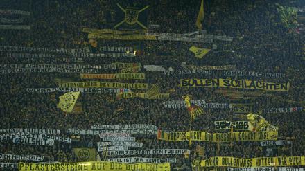Dortmunder Fans entrollten vor Spielbeginn auf der Südtribüne zahlreiche Spruchbänder, mit denen sie das von Unternehmer Dietrich Mateschitz alimentierte RB-Konzept kritisch kommentierten. 
