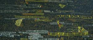 Dortmunder Fans entrollten vor Spielbeginn auf der Südtribüne zahlreiche Spruchbänder, mit denen sie das von Unternehmer Dietrich Mateschitz alimentierte RB-Konzept kritisch kommentierten.