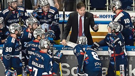 Alle mal herhören. Eisbären-Trainer Uwe Krupp hat Redebedarf.