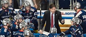 Alle mal herhören. Eisbären-Trainer Uwe Krupp hat Redebedarf.