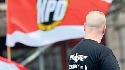 Ein Unterstützer der NPD bei einer Kundgebung. (Symbolfoto)