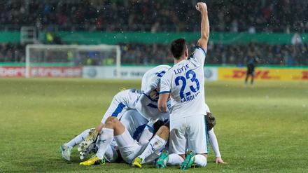 Jubel bei den Sportfreunden Lotte. Der Drittligist zog gegen 1860 München erstmals ins Viertelfinale des DFB-Pokals ein. 