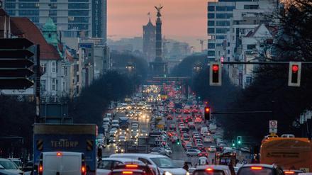 Eine der Verkehrsadern der Stadt: die Ost-West-Achse, hier fotografiert vom Theodor-Heuss-Platz in Charlottenburg.