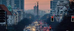 Eine der Verkehrsadern der Stadt: die Ost-West-Achse, hier fotografiert vom Theodor-Heuss-Platz in Charlottenburg.