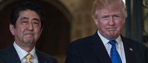 Sorge über Nordkoreas Raketentest: US-Präsident Donald Trump und Japans Ministerpräsident Shinzo Abe in Florida.