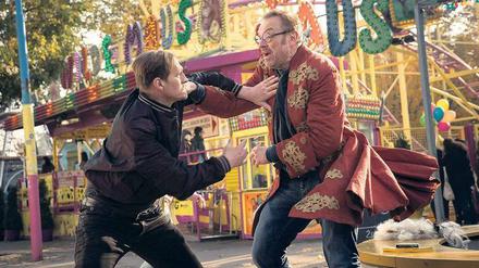 Auf die Fresse. Kirmes-Kollegen Erich (Georg Friedrich) und Georg (Josef Hader) raufen.