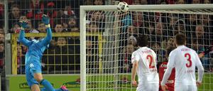 Der sitzt. Thomas Kessler von Köln hechtet am Ball vorbei. Florian Niederlechner von Freiburg schießt das 1:0.