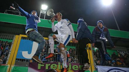 xxxxx, wir kommen! Lottes Matthias Rahn und Anhang freuen sich auf das Viertelfnale.