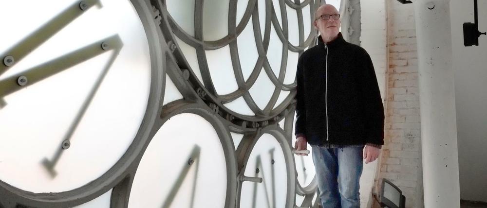 Wer hat an der Uhr gedreht? Na, er! Ein Techniker hinter der Uhr im Turm des Roten Rathauses. 