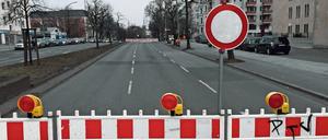 Vollsperrungen wie kürzlich am Mehringdamm sind bei Reparaturen nicht unbedingt notwendig: Meist fehlt nur eine Fahrspur, wenn gebaut wird.