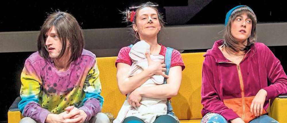 Ganz froh. Laura (Amelie Köder) zwischen den Hipster-Geschwistern.