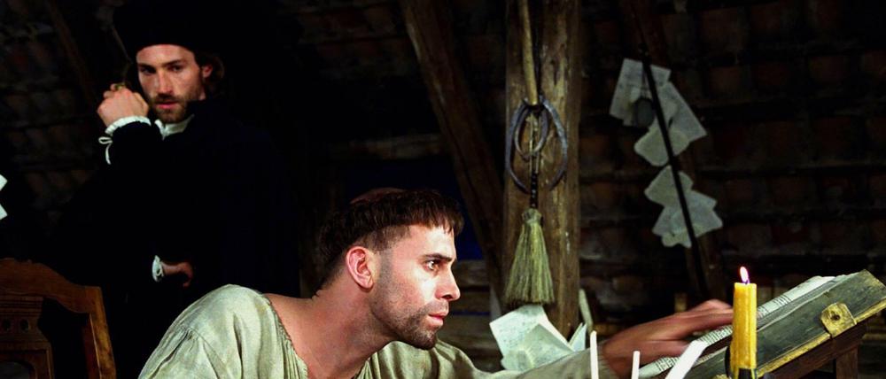 Der Mann im Hintergrund. Spalatin (hier in Eric Tills "Luther" aus dem Jahr 2003 gespielt von Benjamin Sadler) steuerte Luther durch die Reformation.