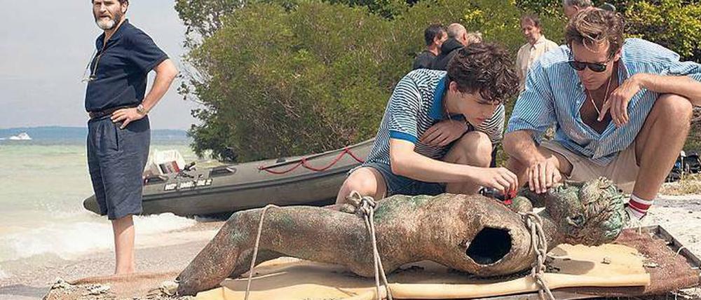 Armie Hammer (r.) und Timothée Chalamet (li. im Vordergrund) in „Call me by your Name“.