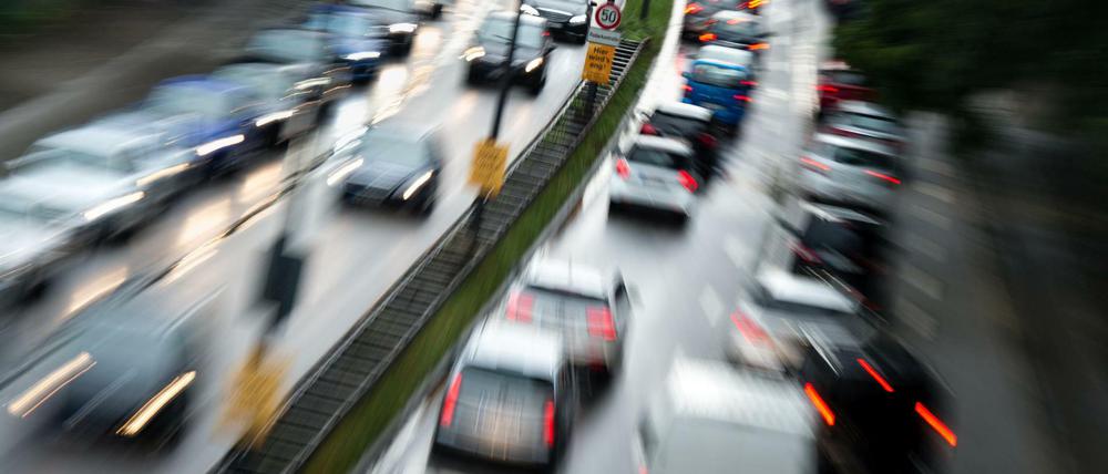 Alles im Blick? Manche Autofahrer schielen während der Fahrt auch gern aufs Smartphone.