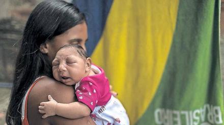 Vor allem in Lateinamerika, wie hier in Brasilien, werden viele Kinder mit Fehlbildungen geboren, deren Mütter sich in der Schwangerschaft mit Zika infiziert hatten.