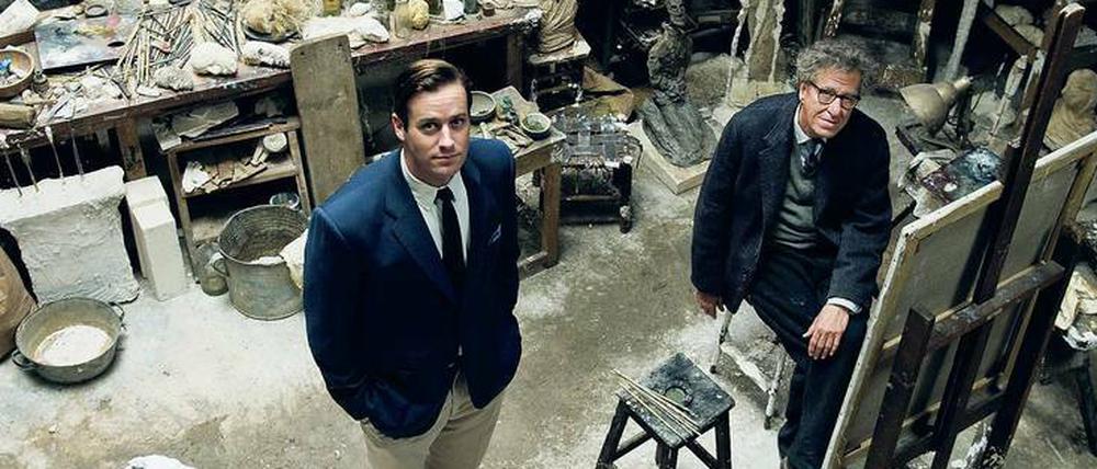 Stillhalten: Der Kunstkritiker James Lord (Armie Hammer) erträgt einiges während er für den legendären Giacometti (Geoffrey Rush) Modell sitzt.