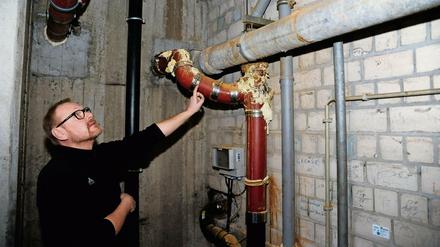 Andreas Weber, Verwaltungsleiter am Oberstufenzentrum Handel I in der Kreuzberger Wrangelstraße, zeigt eines der vielen schadhaften Abwasserrohre im Untergeschoss des Schulgebäudes.