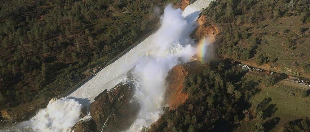 Der beschädigte Überlauf des Oroville-Staudamms am erodierten Hang in Oroville, Kalifornien.