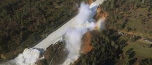 Der beschädigte Überlauf des Oroville-Staudamms am erodierten Hang in Oroville, Kalifornien. 