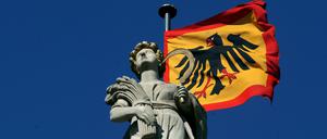 Die Standarte des Bundespräsidenten weht über dem Schloss Bellevue in Berlin.