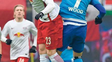 Leipziger Luftnummer. RB-Verteidiger Marcel Halstenberg (links) verliert im Duell mit dem Hamburger Bobby Wood den Ball aus dem Blick. Foto: John MacDougall/AFP