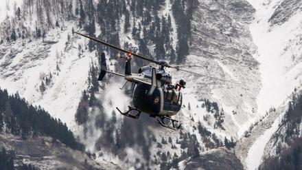 Ein Rettungshubschrauber der Gendarmerie in den französischen Alpen.