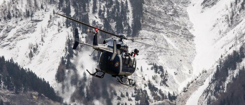 Ein Rettungshubschrauber der Gendarmerie in den französischen Alpen.