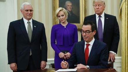 Der neue US-Finanzminister Steven Mnuchin nach seiner Vereidigung in Washington.