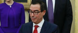 Der neue US-Finanzminister Steven Mnuchin nach seiner Vereidigung in Washington.