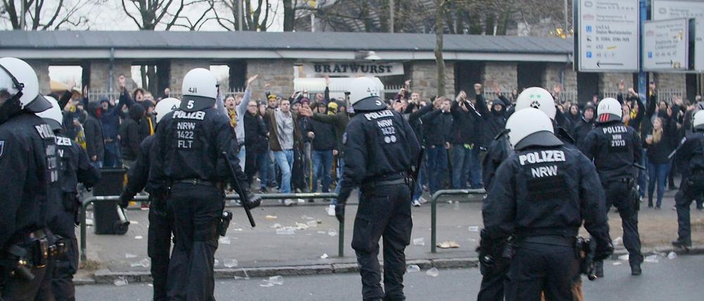 Die Polizei bei den Ausschreitungen in Dortmund vor einer Woche.