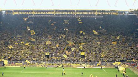 Grauzone Süd. Auf der gigantischen Tribüne von Borussia Dortmund stehen bei den Spielen zwischen 25 000 und 30 000 Menschen nah bei einander. Nach den Ausschreitungen gegen RB Leipzig könnte dieser Teil des Stadions womöglich bald für ein Spiel geschlossen bleiben. Dem BVB droht eine empfindliche Strafe durch das Sportgericht des Deutschen Fußball-Bundes. Foto: Bielefeld/Imago