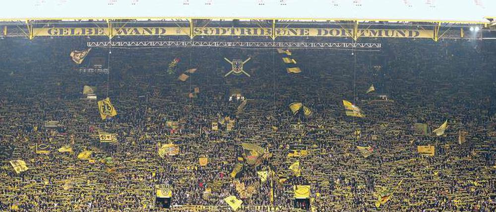 Grauzone Süd. Auf der gigantischen Tribüne von Borussia Dortmund stehen bei den Spielen zwischen 25 000 und 30 000 Menschen nah bei einander. Nach den Ausschreitungen gegen RB Leipzig könnte dieser Teil des Stadions womöglich bald für ein Spiel geschlossen bleiben. Dem BVB droht eine empfindliche Strafe durch das Sportgericht des Deutschen Fußball-Bundes. Foto: Bielefeld/Imago