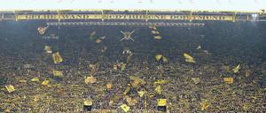 Grauzone Süd. Auf der gigantischen Tribüne von Borussia Dortmund stehen bei den Spielen zwischen 25 000 und 30 000 Menschen nah bei einander. Nach den Ausschreitungen gegen RB Leipzig könnte dieser Teil des Stadions womöglich bald für ein Spiel geschlossen bleiben. Dem BVB droht eine empfindliche Strafe durch das Sportgericht des Deutschen Fußball-Bundes. Foto: Bielefeld/Imago