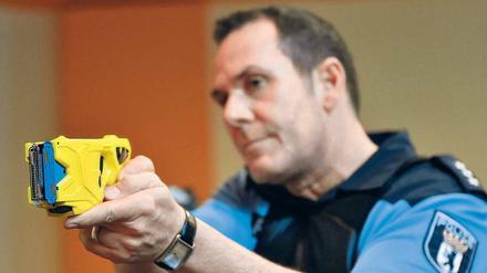 Taser sollen von Polizisten anstelle von Schusswaffen in heiklen Situationen verwendet werden.
