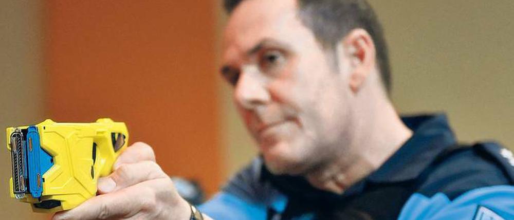Taser sollen von Polizisten anstelle von Schusswaffen in heiklen Situationen verwendet werden.