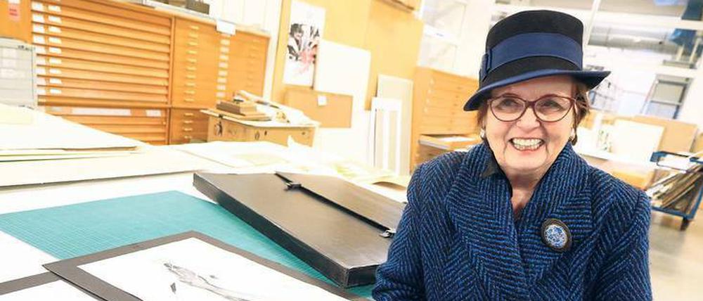 "Schauspieler dürfen ihre Kostüme gar nicht spüren." So lautet das Credo der Kostümbildnerin Ingrid Zoré – hier im Archiv der Stiftung Deutsche Kinemathek.