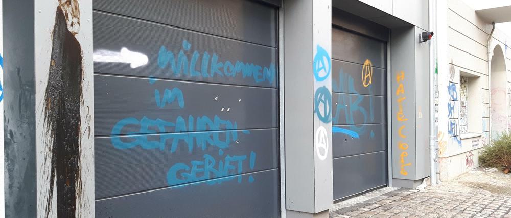Schon kurz nach Fertigstellung wurde 2016 der Neubau und die Einfahrt in die Tiefgarage beschmiert.
