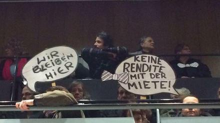 Mieter protestieren während der Bezirksverordnetenversammlung in Friedrichshain-Kreuzberg gegen Verdängung.